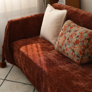 Capa de sofá macia luxuosa e festiva com decorações de bolas de pompom para alegria natalina
