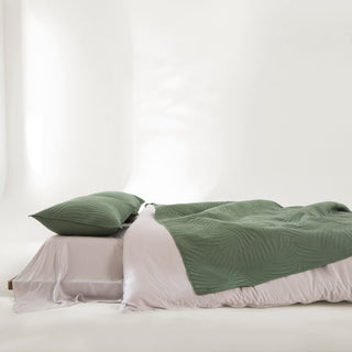 Conjunto de edredões com estampa de folhas de primavera FURRFREE — repelente de pelos de animais de estimação para famílias de cães/gatos